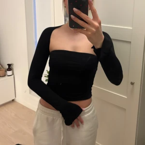 Svart tajt fest topp - Superfin svart topp från GinaTricot, sparsamt använd 💕 Använd gärna köp nu! 😊