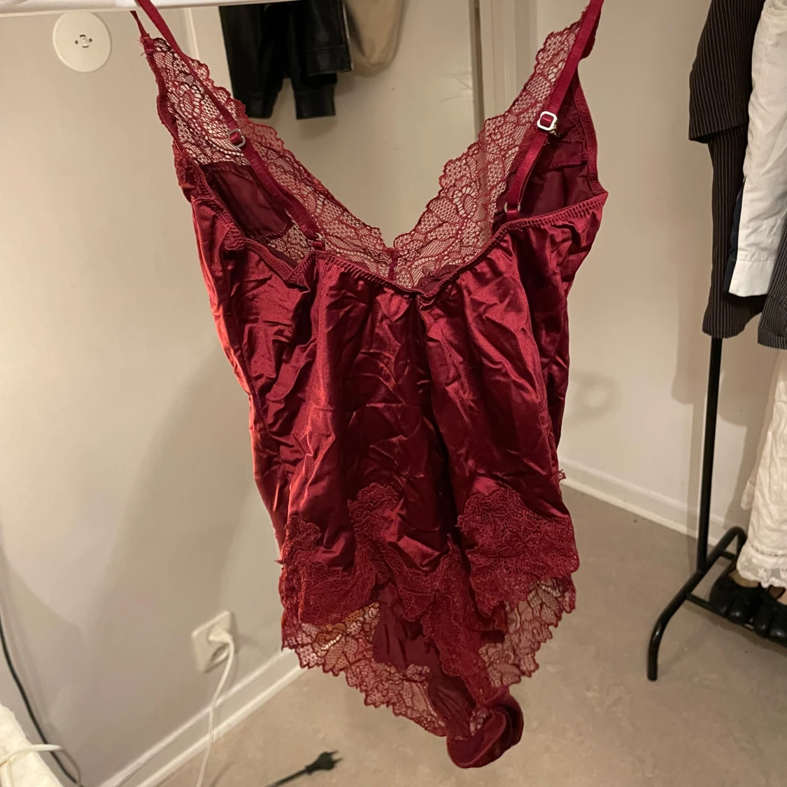 Vinröd satinlinne med spetsdetaljer - 1