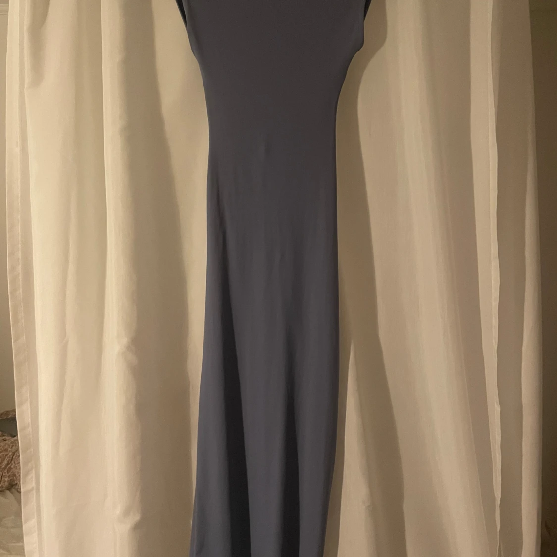 Ljusblå tight långklänning med rynkdetalj - 2