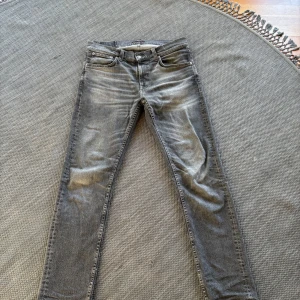 Nudie jeans Lean dean  - Feta nudie jeans lean dean | skick 9,5/10 | använda ett fåtal gånger| storlek w 33 | För stora för mig så passar dig på 75-80kg. Hör av dig vid funderingar //Algot