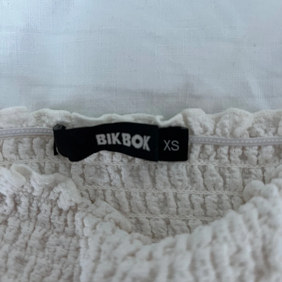 Vit blus från BikBok - 1