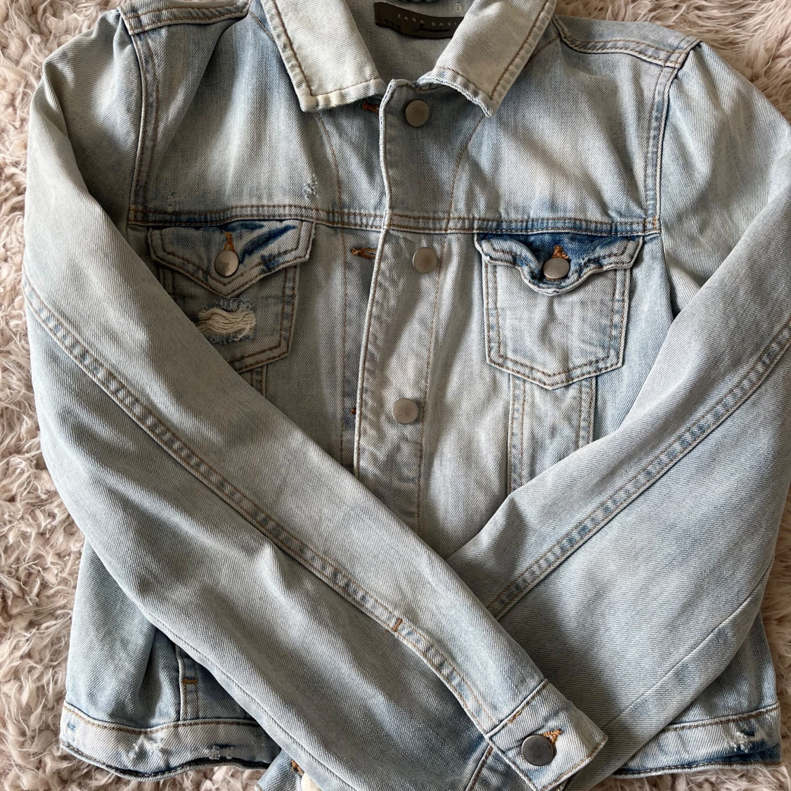 Ljusblå jeansjacka med slitningar - 1