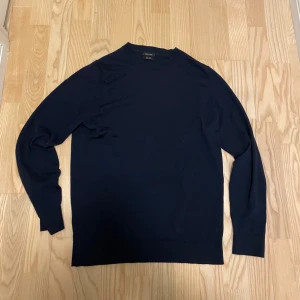 Massimo Dutti långärmad tröja  - Stilren långärmad bomullströja från Massimo Dutti i klassisk marinblå färg. Enkelt plagg som funkar både till vardag och lite mer uppklätt. 	•	Storlek: M, (men sitter som s) 	•	Nypris: ca 700 kr 	•	Skick: Mycket bra, knappt använd