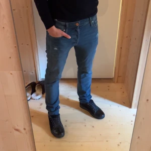 Blå jeans från Jack & Jones - Säljer ett par riktigt feta jeans från Jack and Jones med slitningar,  modellen heter slim fit Glenn. Skriv om du har några funderingar eller frågor!