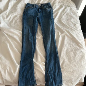 Zara jeans  - Ljusblå lågmidjade/midrise jeans från Zara💋