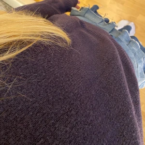 Mörklila tröja - Säljer en mysig mörklila tröja med långa ärmar. Perfekt för kyligare dagar och enkel att matcha med olika outfits.