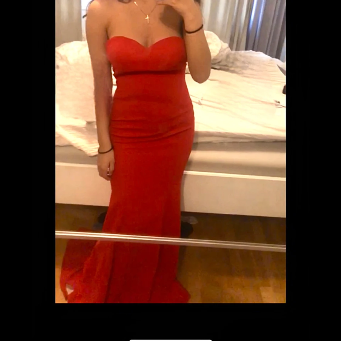 Röd långklänning med hjärtformad urringning