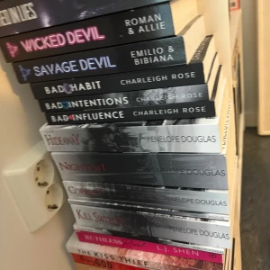 Bokpaket med populära romance- och dark romance-titlar - Alla är på engelska. 