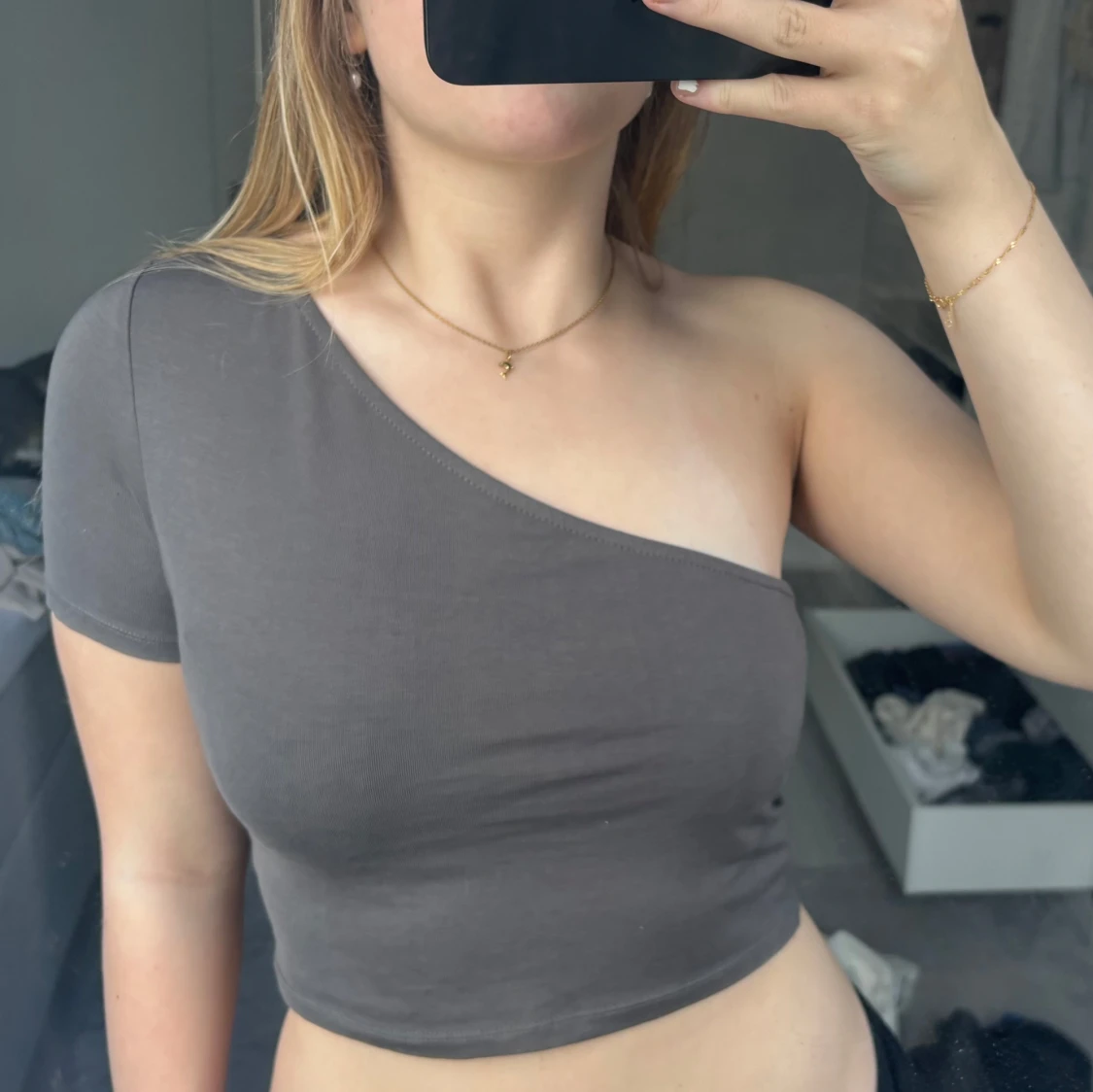 Grå one shoulder topp