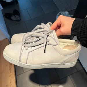 Christian Louboutin - Inget og tyvärr, köpta av en polare i sveriges mest välkända FaceBook grupp med märkeskläder. Riktigt feta skor som passar inför sommarens outfits! mvh Elias 