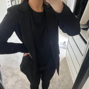 svart blazer  - säljer denna svarta blazer, aldrig använd, supersnygg och stilren 