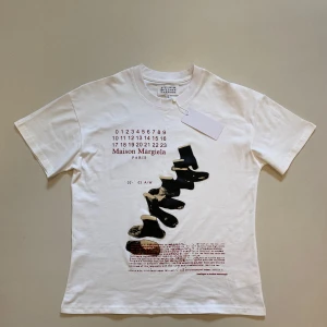 Maison margiela t shirt - Vit Maison Margiela t shirt med tryck (Storlek M) Mått Längd 68cm Axel- Axel 56cm ||  Pris kan diskuteras ||  Skriv vid minsta fråga eller fundering💯🤝