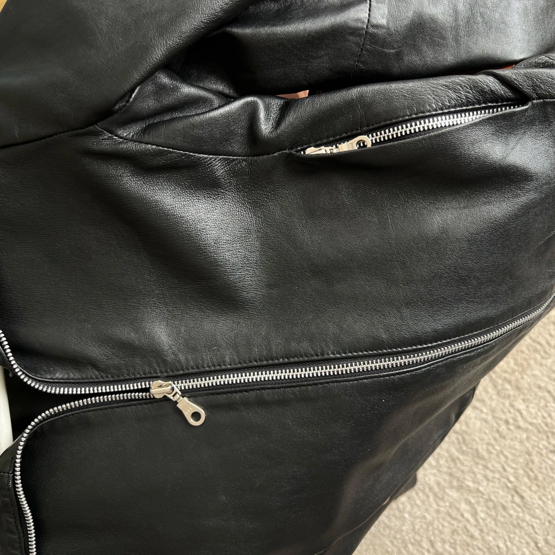 Svart skinnjacka med dragkedja - 3