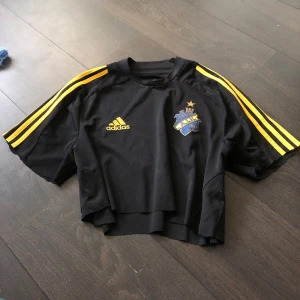 Svart AIK fotbollströja från Adidas - Säljer en svart AIK fotbollströja från Adidas. Den är klippt croppad för många år sedan 😅men kommer tyvärr inte till anledning längre så det är bättre den kommer till någon annan AIKare 🥰