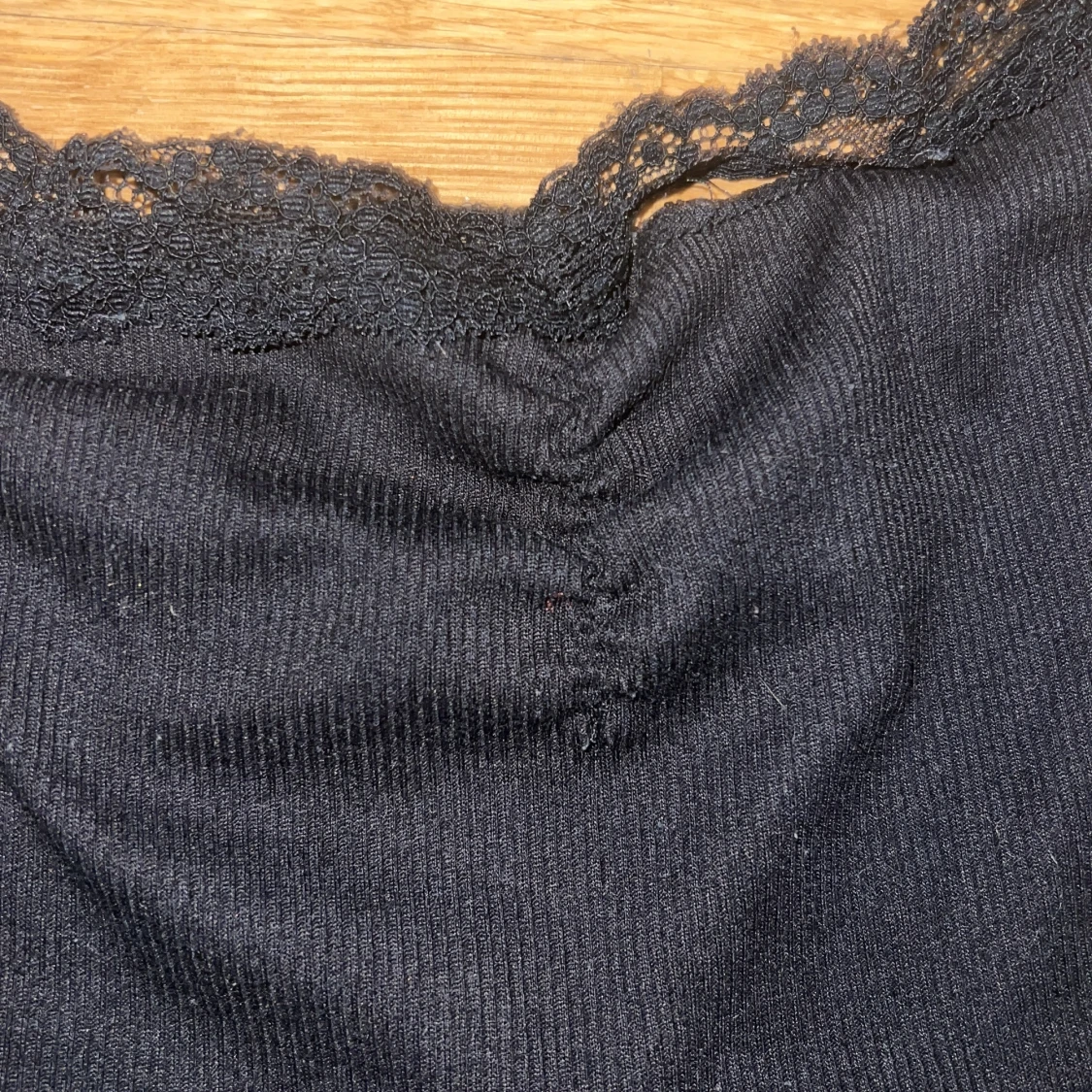 Kort svart linne med spetsdetaljer - 2