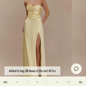 Gul axelbandslös klänning - Säljer denna gula balklänning ifrån Meshki då den inte passade mig. Klänningen är helt ny med prislapp kvar, aldrig använd. Den är nästan helt slutsåld på hemsidan. Klänningen är köpt för ca 1650kr utan frakten inräknad.