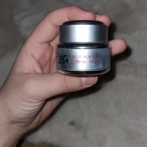 Builder Gel Pink 15 gr från NG - Säljer en burk med Builder Gel i färgen Pink från NG. Perfekt för att bygga starka och hållbara naglar. Burken innehåller 15 gram av gelen som har en härlig rosa nyans.