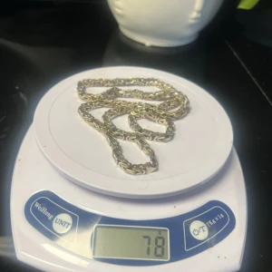 Silverfärgat halsband 55 cm - Snyggt och stilrent halsband i silverfärg med ett intrikat flätat mönster. Perfekt för att ge en elegant touch till din outfit. Halsbandet har en klassisk låsning som gör det enkelt att ta på och av.