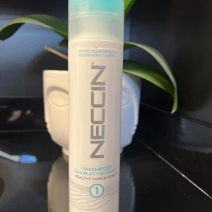 Neccin Shampoo Dandruff Treatment - Neccin Shampoo Dandruff Treatment för hälsosamt hår och hårbotten. Effekt bekräftad av oberoende undersökning. Perfekt för att bekämpa mjäll och hålla hårbotten frisk.