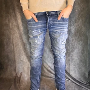 Jack & jones slim fit jeans med slitningar  - Mycket fint skick | Size 31/32 | modell 180 63 kg | modell slim glenn | Följare får 50 kr rabbat | fraktar spårbart inom 24 timmar med PostNord eller instabox |