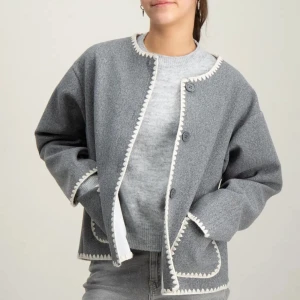 Vårjacka - Snygg grå vårjacka från kidsbrandstore, använd 1 gång💛