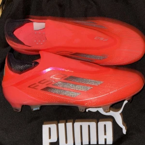 Säljer ett par f50 elite i storlek 40 - Hej säljer ett par f50 elits i storlek 40 som kan passa 40,5 och kanske 41. Har testat de 2-3 gånger men de var för stora. Nytt pris 3000kr