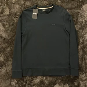 Boss tröja  - Marinblå boss crewneck tröja i storlek s säljs eftersom den är lite liten. Väldigt bra skick, kvitto går säkert att leta fram. Nypris runt 1500kr mitt pris 700kr. Hör av er vid frågor. Mvh Viktor😊