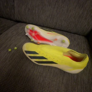 Gula fotbollsskor från Adidas - Säljer ett par Adidas crazyfast Elite. Skorna har skruvdobbar. Säljer dessa p.ga. Att dom inte passar mina fötter så bra. Skorna är använda max 4 gånger. Pris kan diskuteras!! Tveka inte, skriv ett meddelande! NYPRIS Ca 2900!  OBS. Har ingen box eller snören 