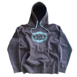 Vintage Volcom Hoodie - En vintage Volcom hoodie i storlek L. Hoodien är i fint skick med inga skador eller fläckar. Vid fler frågor eller mått tveka inte att kontakta oss!