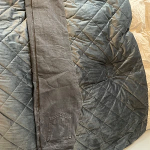 Svarta jeans från Karve - Snygga svarta jeans från Karve med en straight fit. Dem är i fint skick 
