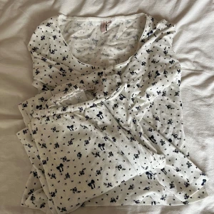 Pyjamas - Super fin pyjamas från Nelly, använt ca 1 gång🤍byxorna storlek xs, tröjan s