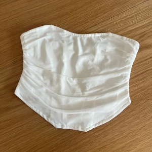 Vit topp - Stilren vit tubtopp. Endast testad.