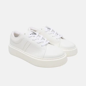 Vita sneakers från Ganni - Snygga vita sneakers från Ganni med en stilren design. Skorna har en tjock sula och klassisk snörning. Perfekta för en trendig look. Använda en gång, ny pris 2000kr.