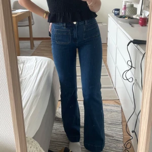 Jeans med fickor fram - Populära slutsålda jeans från Bikbok med fickor fram! De är verkligen sååå snygga och bekväma men köpte tyvärr för korta så därav säljer jag de tyvärr. Storlek W24L30