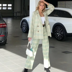 Matchande kostym  - Snyggt set med rutig kavaj och matchande byxor. Kavajen har dubbelknäppning och byxorna har en rak passform. Perfekt för en stilren look. 💼✨