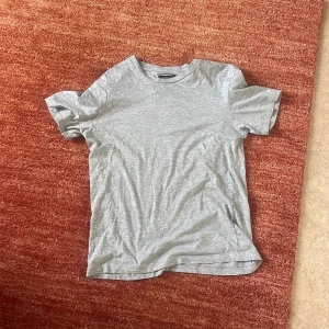 Grå t-shirt från Zara - Säljer en grå t-shirt från Zara i relaxed fit.  Bra skick. Storlek S
