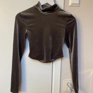 Grå topp  - Grå öppenryggad topp, aldrig använd, helt ny💕 