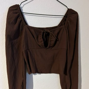Brun långarmad topp - En väldigt fin brun långarmad topp! Använd ca 4 gånger🩷