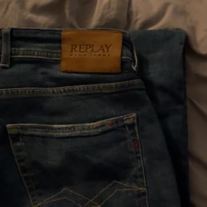 Blå jeans från Replay - Snygga blå jeans från Replay,. De har en straight fit och lite sköna detaljer. As snygga jeans i topp skick 9/10, storlek 32 och 32.Tveka ej om ni har några frågor !😄