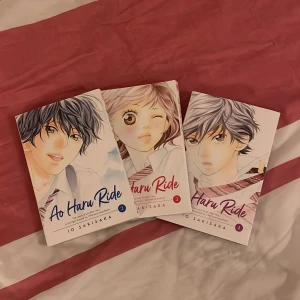 Ao Haru Ride Volym 2-4 av Io Sakisaka - Säljer volym 2,3,4 av mangan 'Ao Haru Ride' av Io Sakisaka. Serien handlar om ungdomlig kärlek och vänskap med vackra illustrationer. Perfekt för shoujomangaälskare som vill dyka in i en känslosam berättelse. De ser helt nya ut.