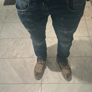 Camouflage sneakers från Philippe modell - Snygga sneakers med ett coolt camouflage-mönster från philipe modell.Skorna har snörning och är tillverkade i en kombination av skinn och mocka. Perfekta för dig som vill sticka ut med stil lite slitna men sjukt snygga .pris diskuteras vid snabb deal. Inget og då slängt boxen!