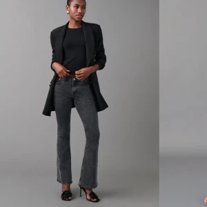 Low waist bootcut jeans  - Från Gina i 32, obs: sydda till super low waist då de är ganska mid waist annars 