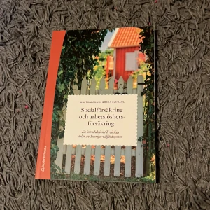 Socialförsäkring och arbetslöshetsförsäkring - Boken 'Socialförsäkring och arbetslöshetsförsäkring' av Martina Axmin och Göran Lundahl är en introduktion till viktiga delar av Sveriges välfärdssystem. Den täcker socialförsäkringar och arbetslöshetsförsäkringar och är utgiven av Studentlitteratur.