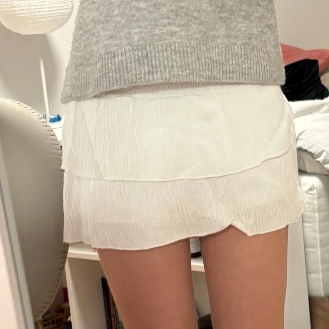 Vit kortkjol med volang - 1