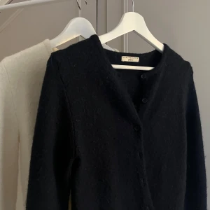 Marinblå kofta - Säljer den här slutsålda mörkblå koftan från gina tricot💘💘 