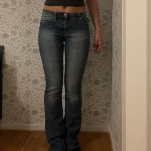 Blå jeans med fickdetaljer - Skit snygga Jens med likande look av true religion