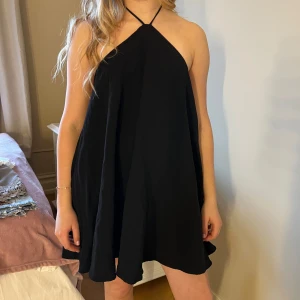 Svart klänning - Så himla snygg svart klänning med öppen rygg. Perfekt till sommaren! 💗Den har både fickor och inbyggda shorts, så man känner sig väldigt bekväm i den 😚