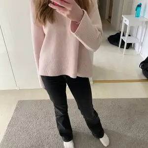 Söta svarta low rise flared/bootcut jeans från bikbok💘