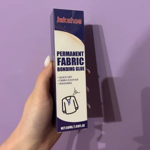 Textil lim/ fabric glue - Permanent tyglim från Jakehoe, perfekt för att snabbt och enkelt laga eller fästa tyg, läder, kristaller. Limmet är snabbtorkande, vilket gör det idealiskt för både kläder och accessoarer. Förpackningen innehåller 50 ml.