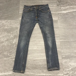 Blå jeans från Nudie Jeans - Snygga blå jeans från Nudie Jeans som har en slim passform. Skick 8/10. Hör av er vid minsta funderingar🙏